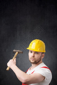 愤怒的建筑工人手握锤子他愤怒的建筑工人画上一个用锤子的建筑工人消极舍纳塔根挑衅图片