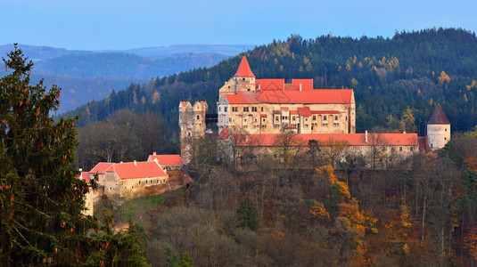 地标历史的美丽古老城堡在森林中与秋天风景的美丽古老城堡潘斯捷因欧洲捷克旅游图片