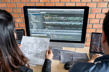设计师javascript两个专业程序员在开发公司台式计算机软件编码和打字数据代HTML编程PHP和javamart软件中进行合图片
