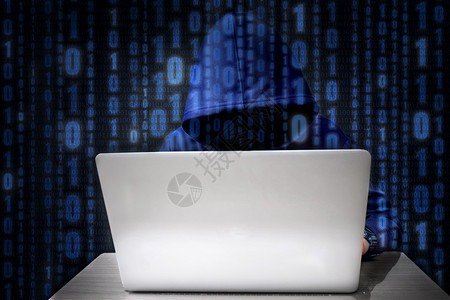 使用键盘将坏数据打入计算机在线系统并传播全球被盗个人信息黑客网络安全概念将坏数据输入计算机在线系统黑客攻击平视显示器连接图片