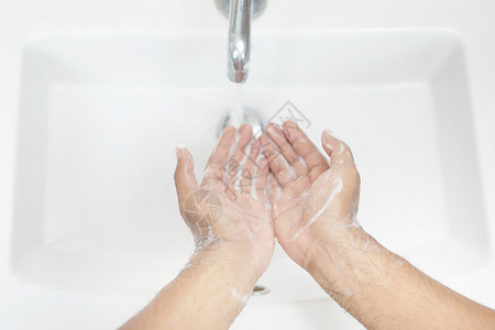 用肥皂洗手消毒的女性特写图片