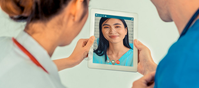 卫生保健偏僻的医远程疗服务在线视频用于虚拟患者健康医疗聊天远程生疗顾问在家中使用线移动设备连接到互联网进行实时视频通话医生远程疗图片