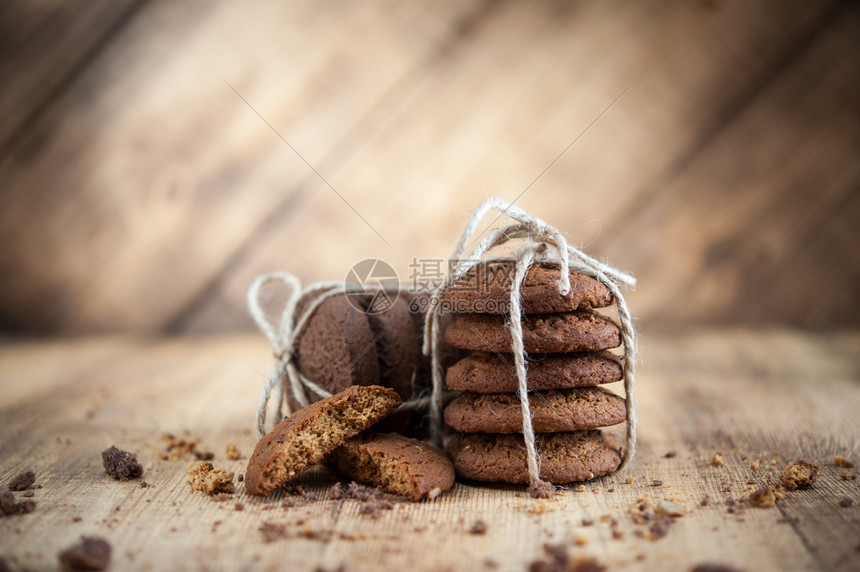 美味的带燕麦亚麻芝和种子以及传统的美国饼干在深黑的生锈木制桌上配有巧克力薯片的自制全豆条饼干健康的素食品概念各种短面包燕饼巧克力图片