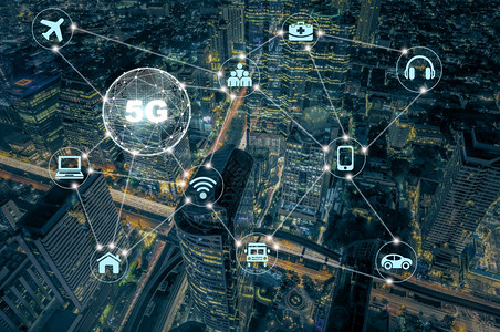 数字的聪明5G技术在现代建筑的顶端视图上有各种标志东西互联网夜间工作小时后交通堵塞无线信连接网络概念使用5G技术亚洲图片
