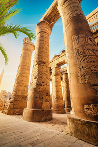 在日出时Karnak寺庙的大柱子在Karnak的大柱子博物馆老的旅游图片
