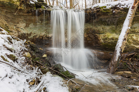 苔藓岩石山冬季白雪和树木的瀑布旅行照片290图片