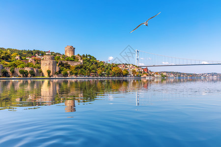 伊斯坦布尔Rumelian城堡和第二博斯普鲁海峡大桥景观城堡和博斯普鲁海峡第二大桥景观古老的海岸希萨尔图片