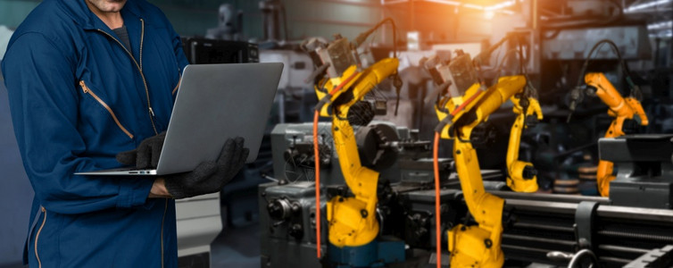 工程师使用先进的机器人软件来控制工厂中的业机械臂由专家使用连接到互联网的物软件控制的自动化造过程工师使用先进的机器人软件来控制工图片