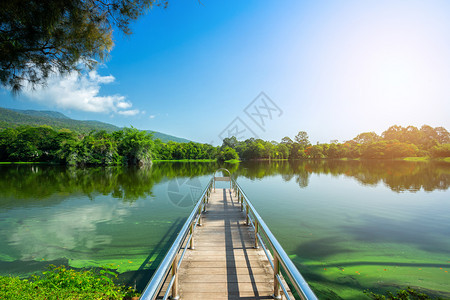 旅行开奥AngKaewChangiMai大学森林山蓝天背景白云山林自然之路的一幅景图蓝色的图片