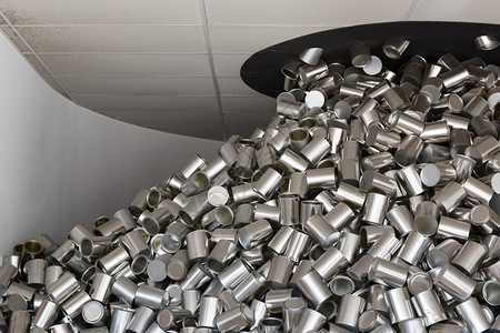 束一群铝罐从黑洞白厅天花板上冒出来一种能够图片