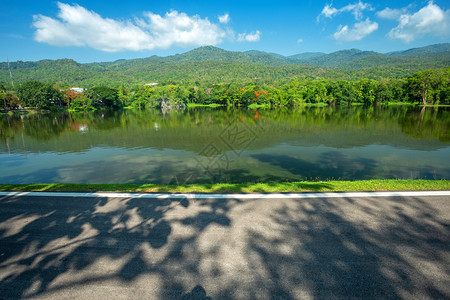 夏天AngKaewChangiMai大学森林山蓝天背景白云山林自然之路的一幅景图空泰国图片