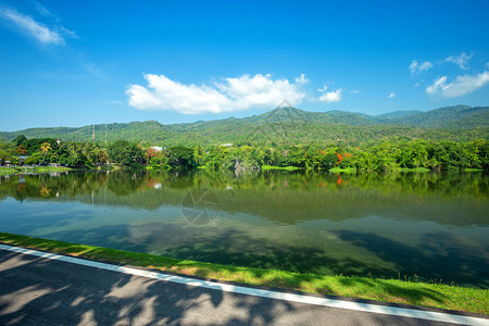 风景空的AngKaewChangiMai大学森林山蓝天背景白云山林自然之路的一幅景图草图片