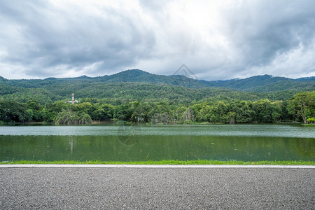 环境乡村的Ashalt黑色灰道路地貌在安高清迈大学自然林森中湖面的观察山见蓝天与白云的春光背景风图片