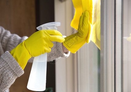 擦拭用喷雾清洁剂黄色橡胶手套和洗碗布在工作表面清洁窗户用于卫生商业和健康概念家庭内部用喷雾清洁剂商业和健康概念人们厨房图片