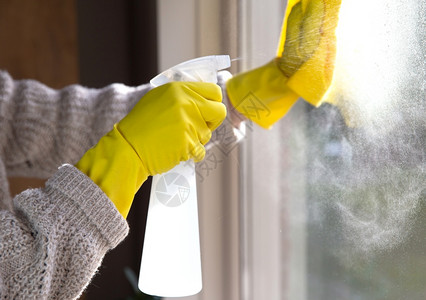 用喷雾清洁剂黄色橡胶手套和洗碗布在工作表面清洁窗户用于卫生商业和健康概念家庭内部用喷雾清洁剂商业和健康概念国内的屋家务图片