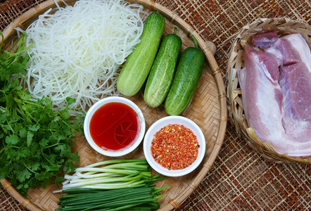 种子香料树叶越南食物肉丸用地制成的越南食品美味流行街头食品或越南餐蔬菜作为黄瓜红豆番茄木瓜和面包的季节图片