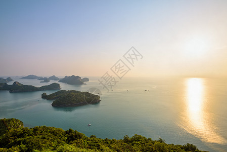 太阳明亮的场景从KoWuaTaLap岛的角观MuKoAngThong高地日出时MuThong海洋公园是著名的旅游景点泰国苏拉特萨图片