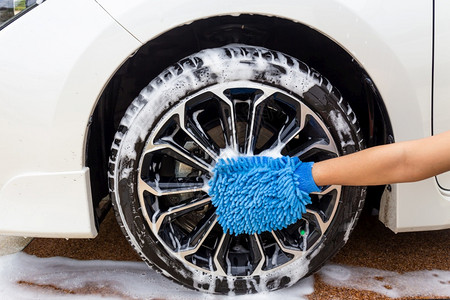 玻璃店铺配有蓝色微纤维织物洗车轮的妇女手现代汽车或清洁洗概念蓝色的图片