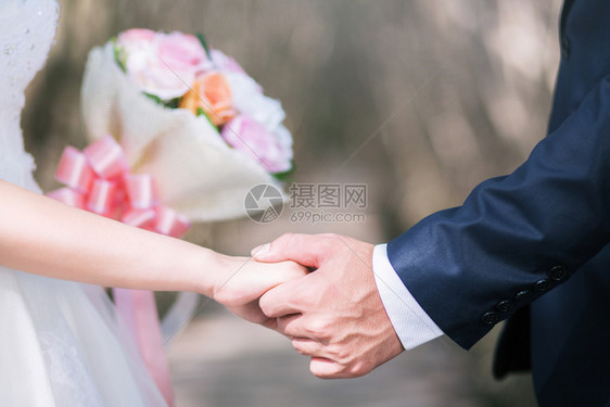结婚仪式上年轻情侣牵手许下承诺图片