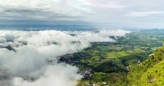 场地多云的树由泰国山顶最高处登上城市云层的全景图ThaiMount图片