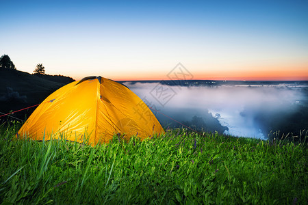 湖边的橙色帐篷图片