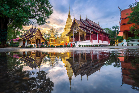 WathraSingh是一个佛教寺庙是泰国清迈的主要旅游景点灯光麦外部的图片