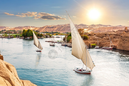 银行美丽的古老埃及阿斯旺河岸附近传统尼罗河帆船图片