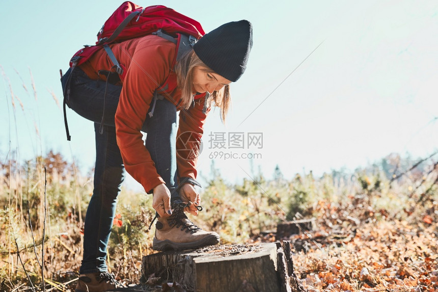 服用妇女在旅行度假时在徒步靴上绑带鞋的妇女Hiker和背包在与自然相近的闲暇时间行走期休息拥抱健康图片