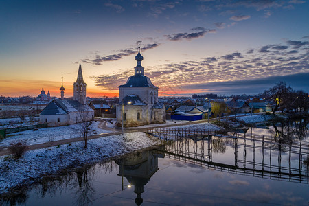 反射戒指日落的埃皮帕尼教堂和卡门河上桥的俄罗斯城镇苏达勒Suzdal俄罗斯省的美丽水图片