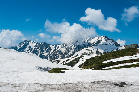 谷优质的四月日本富山Murodo站风雪墙外景月光站因游客旅行日本雅潘阿尔卑斯山脉路线而出名图片