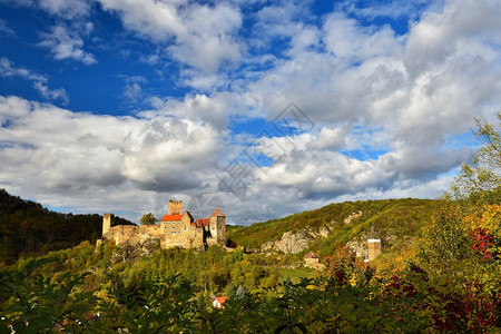 硬蛋谷在奥地利美丽的秋天风景与一个漂亮的古老哈戴格城堡天空图片