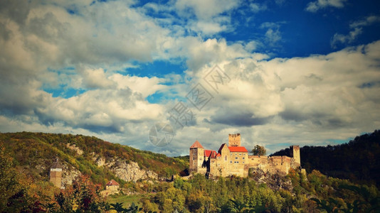 旅行建筑学哈德格在奥地利美丽的秋天风景与一个漂亮的古老哈戴格城堡图片
