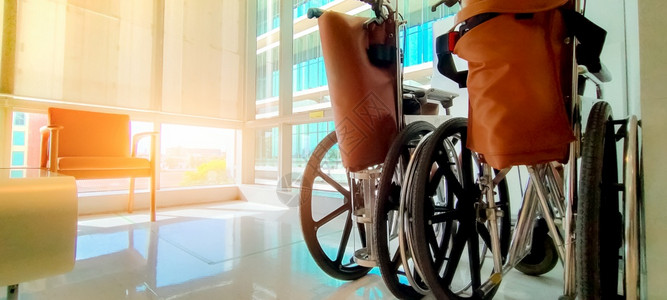 卫生保健事故私人医院空轮椅为病人和残疾服务医院疗设备为残疾老人提供帮助疗养院病人护理带轮椅药物背景图片