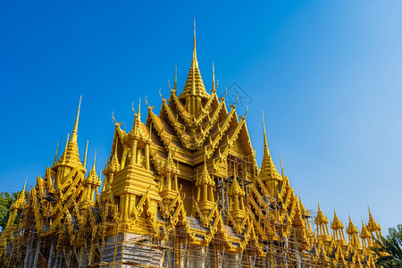 天空夏日出圣泰语寺佛像WatChanWest是一座佛教寺庙泰语瓦是国菲特桑努洛克的主要旅游景点图片