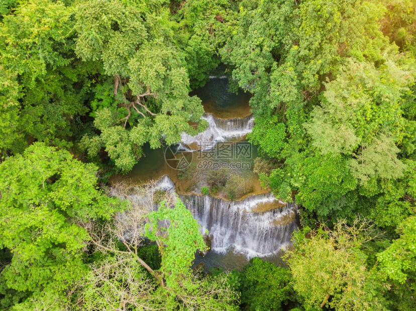 溪省叶子泰国北碧府huaymaekhamin瀑布从无人机顶部拍摄的瀑布影图片