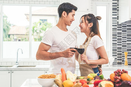 微笑年轻的约会亚洲情人或侣在家厨房的里饮酒爱与幸福概念甜蜜月和情人节主题图片