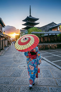 在日本京都YasakaPagoda和SannenZaka街戴雨伞的妇女穿着日本传统和服塔天空古老的图片