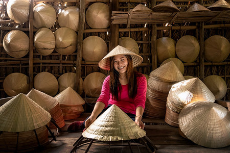 帽子在越南霍希明市ApThoiPhuoc村古老传统房屋中亚洲旅行女手工艺匠在传统术家概念中制作传统维特南帽女士戳图片