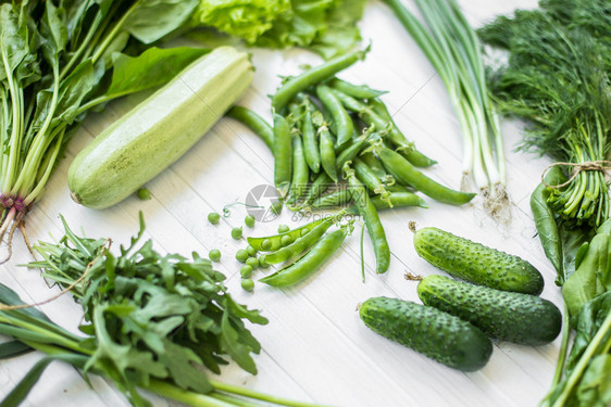 素食主义者混合绿叶蔬菜豆类青大蒜洋葱黄瓜胡椒从绿色食品上方的菠菜观点组成绿色有机素食产品的白色背景绿有机素食产品在绿色有机素食产图片