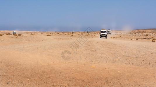 结石路埃及黑沙漠在越野车辆上移动汽橡胶的沙子上石头漠轨迹上有全景观光乌尤尼图片