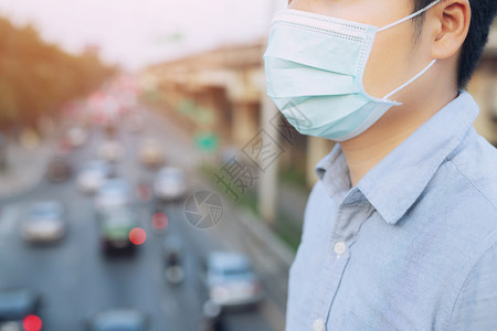 户外戴面部卫生具鼻子的人肖像生态空气污染汽车环境和防护概念流感健康对抗有毒粉尘覆盖了城市的健康效应保护坏的脸图片