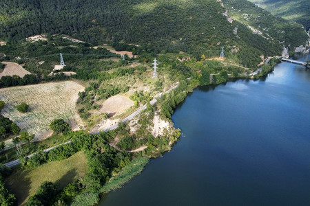 连地平线西班牙卡斯蒂利亚莱昂布尔戈斯ElSobron湖和埃布罗河峡谷鸟瞰图西班牙卡斯蒂利亚莱昂布尔戈斯湖和埃布罗河峡谷鸟瞰图质量图片