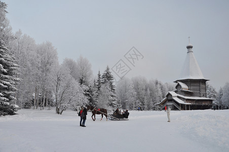 俄罗斯阿尔汉格克地区MalyeKorely2019年月4日人们乘坐马拉雪橇在露天博物馆MalyeFrosty冬日散步季节科雷利户图片