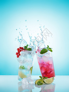 健康装在错误杯子上的自制柠檬水在淡蓝色背景上喷洒刷新寒冷的夏季饮料液体茶点图片