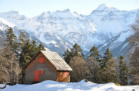 冬季雪景小木屋图片