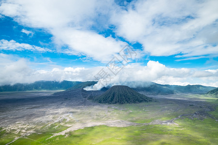 早晨户外溴印度尼西亚东爪哇晨云下布洛莫山火坑的TenggerSemeru公园地貌惊人图片