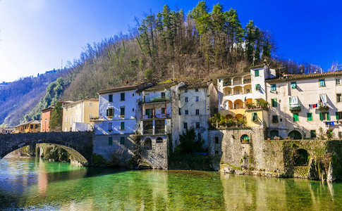 山托斯卡纳的传统村庄BagnidiLucca以其温泉和水而闻名意大利迷人的古老村庄托斯卡纳地区瀑布老的图片