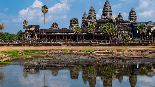 普罗姆反射在水中的吴哥Wat前线反射在水中蓝天上方柬埔寨克里希纳图片