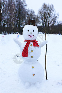 材料白色的礼物在新年雪中人欢乐的赋予圣诞象征雪人与红围巾在厨房花园雪人快乐的圣诞背景