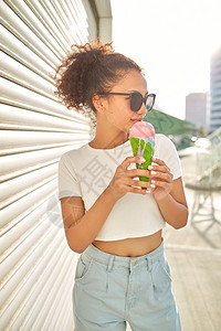 食物太阳快乐的穿着白色T恤衫和轻牛仔裤的年美籍非裔女孩在阳光日吃冰淇淋有选择地关注小重点领域图片